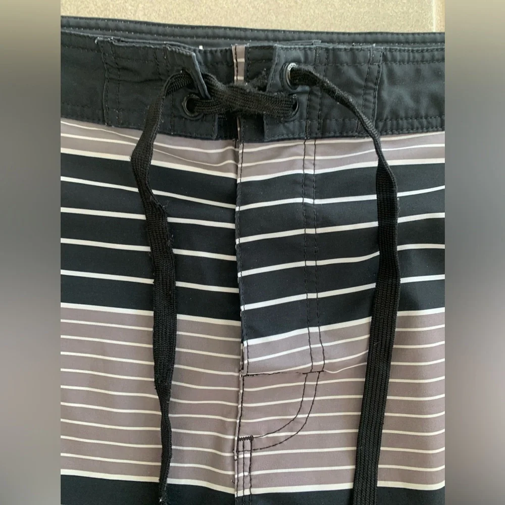 RVCA Uncivil Striped Black Gray Boardshorts Swim Shorts Mens Sz 36‎ / 11